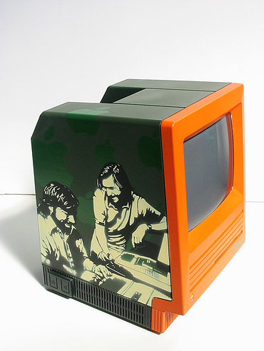 Illustration for article titled Meta: Artist Uses Old Macs as Canvases for Mac Fanboy Paintings